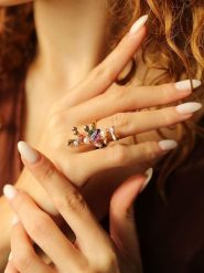 Pierres delicates Pozłacany pierścionek z perłą i kamieniami szlachetnymi rozmiar: onesize. Białe pierścionki damskie Pierres delicates, z ametystem, pozłacane. Za 43.99 zł.