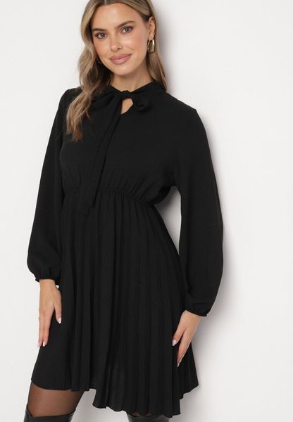 Czarna Plisowana Sukienka z Ozdobnym Wiązaniem i Gumką w Talii Melondria. Czarne sukienki damskie Born2be, do pracy, na lato, s, bez wzorów, biznesowe, bez kołnierzyka, bez ramiączek. Za 54.99 zł.