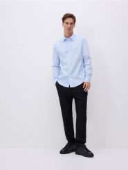 Bawełniana koszula regular fit - jasnoniebieski. Niebieskie koszule męskie Reserved, l, bez wzorów, z bawełny, bez kołnierzyka, bez ramiączek. W wyprzedaży za 65.99 zł.
