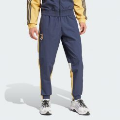 Spodnie dresowe Juventus Seasonal. Fioletowe spodnie dresowe męskie Adidas, bez wzorów, z dresówki. Za 329.00 zł.
