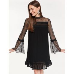 ELEGANCKA ZWIEWNA SUKIENKA Z PRZEZROCZYSTYMI WSTAWKAMI. Czarne sukienki damskie TOP SECRET, bez wzorów, z koronki, eleganckie, bez kołnierzyka, bez ramiączek. W wyprzedaży za 59.99 zł.