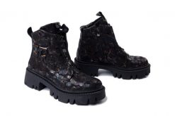 ARTIKER RELAKS 57C2084 czarny, botki damskie. Czarne botki damskie Artiker Relaks, ze skóry, bez obcasa, na obcasie, bez zapięcia. Za 449.90 zł.