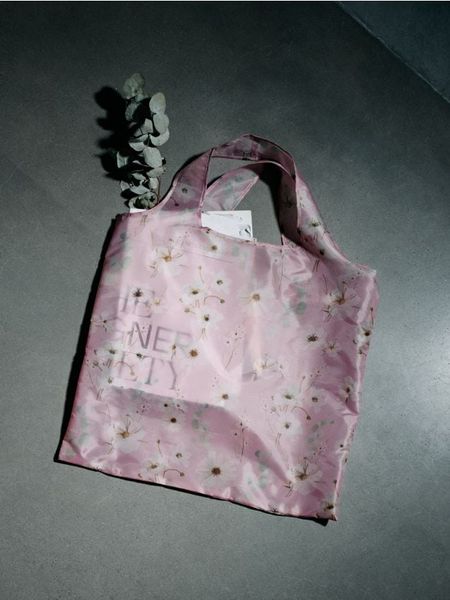 Torba zakupowa z nadrukiem - różowy. Czerwone torebki klasyczne damskie Sinsay, bez wzorów, z nadrukiem, bez dodatków. Za 9.99 zł.