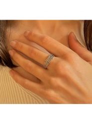 Les Petites Précieuses Srebrny pierścionek z szafirem rozmiar: 52. Szare pierścionki damskie Les Petites Précieuses, z szafirem, srebrne. Za 153.71 zł.