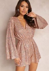 Różowy Kombinezon o Kopertowym Fasonie z Gumką w Pasie Ozdobiony Cekinami Nrevia. Czerwone kombinezony damskie Renee, m, bez wzorów, bez kołnierzyka, bez ramiączek. Za 99.99 zł.