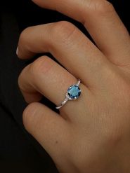 OR Carats Złoty pierścionek z diamentem i kamieniem szlachetnym rozmiar: 50. Szare pierścionki damskie OR Carats, z diamentem, złote. Za 1,000.99 zł.