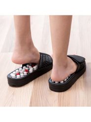 InnovaGoods Klapki w kolorze czarnym do akupresury rozmiar: L. Czarne kapcie damskie innovagoods, bez wzorów, bez obcasa. Za 143.56 zł.