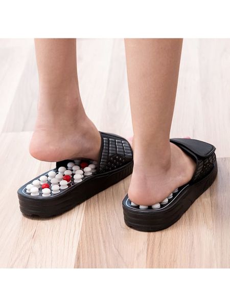 InnovaGoods Klapki w kolorze czarnym do akupresury rozmiar: L. Czarne kapcie damskie innovagoods, bez wzorów, bez obcasa. Za 56.53 zł.