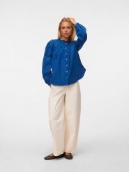 Vero Moda Bluzka w kolorze niebieskim rozmiar: S. Niebieskie bluzki damskie Vero Moda, s, bez wzorów, z bawełny, bez kołnierzyka, bez ramiączek. Za 114.95 zł.
