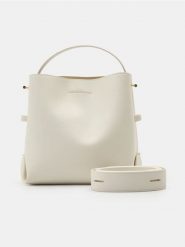 Mała torebka worek z długim paskiem - biały. Białe torebki klasyczne damskie Sinsay, bez wzorów, małe, bez dodatków. Za 39.99 zł.