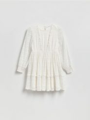 Sukienka z metalizowaną nicią - złamana biel. Sukienki dziewczęce Reserved, bez wzorów, z tkaniny, bez ramiączek. Za 119.99 zł.