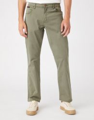 WRANGLER TEXAS STRETCH MĘSKIE SPODNIE MATERIAŁOWE SEA TURTLE W121Y6G31 112145776. Niebieskie spodnie materiałowe męskie Wrangler, bez wzorów, z materiału. Za 199.99 zł.
