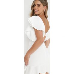 Biała Sukienka Bessette. Białe sukienki damskie Born2be, m, bez wzorów, bez kołnierzyka, bez ramiączek, mini, dopasowane. W wyprzedaży za 103.99 zł.