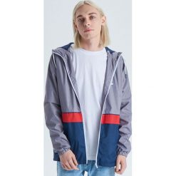 Lekka kurtka z kapturem - Jasny szary. Szare kurtki damskie Cropp, l, bez wzorów, z kapturem. Za 139.99 zł.