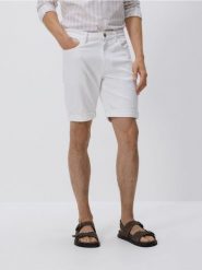 Jeansowe szorty slim fit - biały. Białe szorty męskie Reserved, z denimu, bez kołnierzyka. Za 129.99 zł.