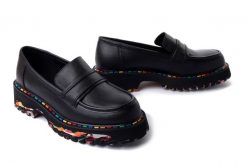 ARTIKER RELAKS 55C0488 czarny, półbuty damskie. Czarne półbuty damskie Artiker Relaks, bez wzorów, ze skóry, bez obcasa, na obcasie. Za 269.90 zł.