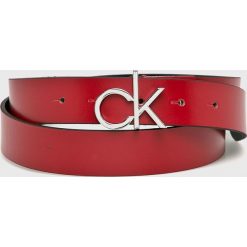 Calvin Klein - Pasek. Czerwone paski damskie CALVIN KLEIN, bez wzorów, ze skóry. W wyprzedaży za 139.90 zł.