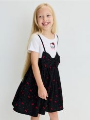 Sukienka z ozdobną kokardą i nadrukiem Hello Kitty - wielobarwny. Sukienki dziewczęce Sinsay, bez wzorów, bez ramiączek. Za 45.99 zł.
