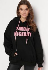 Czarna Bluza Kangurka z Kapturem i Ozdobnym Napisem Nuriga. Czarne bluzy z kapturem damskie Born2be, na zimę, z dzianiny. Za 109.99 zł.