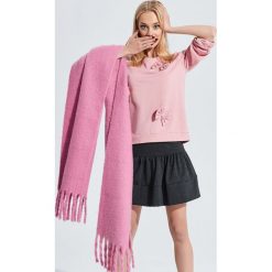 SZALIK DAMSKI. Czerwone szaliki i kominy damskie TOP SECRET, na jesień, bez wzorów, z dzianiny. W wyprzedaży za 29.99 zł.