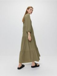 Sukienka oversize z wiskozą i lnem - zielony. Zielone sukienki damskie Reserved, l, bez wzorów, z dzianiny, bez kołnierzyka, bez ramiączek, maxi, oversize. W wyprzedaży za 49.99 zł.