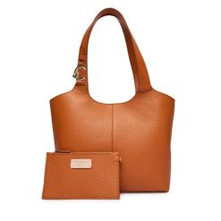 Torebka Coccinelle. Brązowe torebki klasyczne damskie Coccinelle, bez wzorów, bez dodatków. Za 1,269.00 zł.