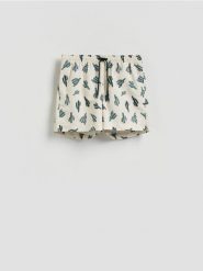 Wzorzyste szorty plażowe - złamana biel. Szorty męskie Reserved, bez wzorów, z tkaniny. Za 79.99 zł.