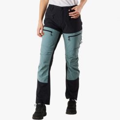 Spodnie outdoor Hiking damska Swedemount Lofoten Stretch Pants szybkoschnące. Czarne spodnie dresowe damskie SWEDEMOUNT, na lato, bez wzorów, z tkaniny. Za 399.99 zł.