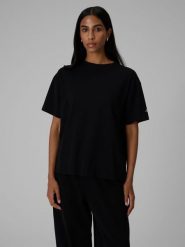 4F T-shirt loose gładki damski - czarny M. Czarne t-shirty damskie 4f, m, bez wzorów, z bawełny, bez kołnierzyka. Za 79.99 zł.