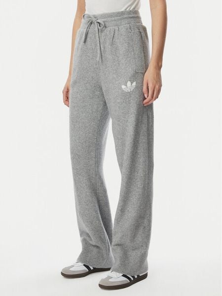 Adidas Spodnie dresowe Essentials IA4439 Szary jasny Loose Fit. Szare spodnie dresowe damskie Adidas, l, bez wzorów, z dresówki. Za 299.99 zł.