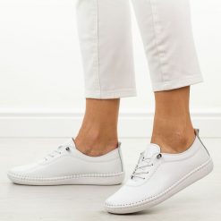 Białe skórzane półbuty damskie T.Sokolski 2023. Białe półbuty damskie Sokolski, bez wzorów, z jeansu, biznesowe, z okrągłym noskiem, bez obcasa, na płaskiej podeszwie. Za 249.00 zł.