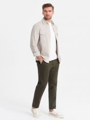 Spodnie męskie chino SLIM FIT z delikatną teksturą - ciemnooliwkowe V4 OM-PACP-0190 - XXL. Zielone spodnie materiałowe męskie Ombre Clothing, bez wzorów, z bawełny. W wyprzedaży za 199.99 zł.