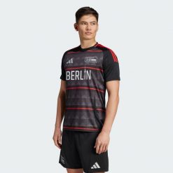 Koszulka 1. FC Union Berlin 24/25 Away. Czarne t-shirty sportowe męskie Adidas, s, z materiału, bez ramiączek, do piłki nożnej. Za 449.00 zł.
