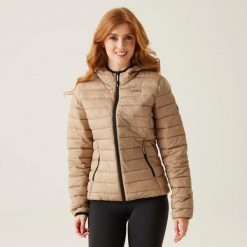 Kurtka turystyczna pikowana z kapturem damska Marizion Regatta. Brązowe kurtki damskie Regatta, bez wzorów, z puchu, z kapturem. W wyprzedaży za 282.95 zł.