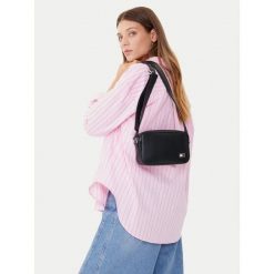 Torebka Tommy Jeans. Czarne listonoszki damskie Tommy Jeans, bez wzorów, z jeansu, bez dodatków. Za 219.99 zł.