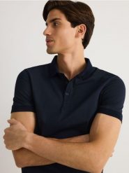 Bawełniana koszulka polo slim - granatowy. Niebieskie koszulki polo męskie Reserved, l, bez wzorów, z bawełny, bez ramiączek. W wyprzedaży za 59.99 zł.