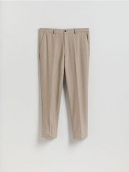 Garniturowe spodnie carrot - beżowy. Brązowe spodnie wizytowe męskie Reserved, z tkaniny. Za 169.99 zł.