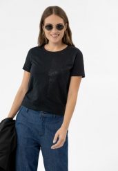 T-shirt z błyszczącą aplikacją T-ASH. T-shirty damskie Volcano, s, z aplikacjami, z bawełny, z asymetrycznym kołnierzem. Za 59.99 zł.