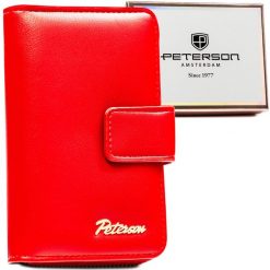 Czerwony, pionowy portfel damski ze skóry ekologicznej, mieszczący dowód rejestracyjny - Peterson. Czerwone portfele damskie Peterson, bez wzorów, ze skóry ekologicznej. Za 69.99 zł.