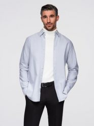 Elegancka męska koszula oxford z haftem – błękitna V1 - Rozmiar: L. Niebieskie koszule męskie Ombre Clothing, l, z aplikacjami, z bawełny, bez kołnierzyka, bez ramiączek. W wyprzedaży za 89.99 zł.