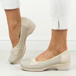 Beżowe skórzane ażurowe Polskie półbuty damskie Gregors 697. Czarne półbuty damskie GREGORS, w ażurowe wzory, ze skóry, eleganckie, bez obcasa, na koturnie. Za 349.00 zł.