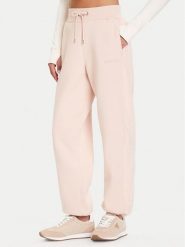 Guess Spodnie dresowe V5BB10 KB681 Różowy Regular Fit. Czerwone spodnie dresowe damskie Guess, xxs, z aplikacjami, z bawełny. Za 299.99 zł.