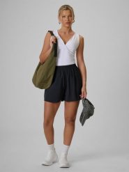4F Spodenki casual z modalem damskie - czarne M. Czarne spodenki sportowe damskie 4f, bez wzorów, z materiału, casualowe. W wyprzedaży za 89.99 zł.