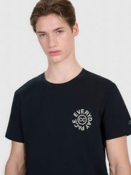 4F T-shirt regular z nadrukiem męski - czarny XL. Czarne t-shirty męskie 4f, m, bez wzorów, z bawełny, bez kołnierzyka. Za 59.99 zł.