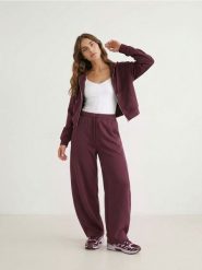 Spodnie dresowe barrel fleece - czerwony. Czerwone spodnie sportowe damskie Sinsay, l, z dresówki. Za 39.99 zł.