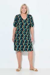 Damskie Sukienka plażowa kropki ozdobne tasiemki dekolt w serek rękaw 1/2. Czarne sukienki damskie Ulla Popken, na plażę, plus size, bez wzorów, z dżerseju, bez kołnierzyka, plus size, bez ramiączek, mini, trapezowe. Za 239.99 zł.