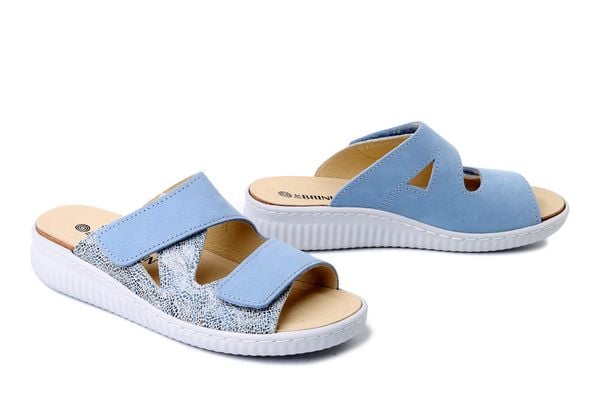 DR. BRINKMANN 701109-51 mittelblau , klapki damskie. Niebieskie klapki damskie Dr. Brinkmann, bez wzorów, ze skóry, bez obcasa. Za 309.90 zł.