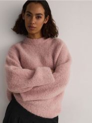 Sweter z wełną i dodatkiem moheru - różowy. Czerwone swetry klasyczne damskie Reserved, l, z dzianiny, bez kołnierzyka. W wyprzedaży za 179.99 zł.
