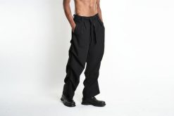 La Haine Inside Us Spodnie | 3R M1229 | Mężczyzna | Czarny. Czarne spodnie materiałowe męskie La Haine Inside Us, bez wzorów, z elastanu, eleganckie. W wyprzedaży za 579.00 zł.