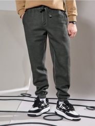Spodnie comfort fit - khaki. Brązowe spodnie materiałowe męskie Sinsay, bez wzorów. W wyprzedaży za 35.99 zł.